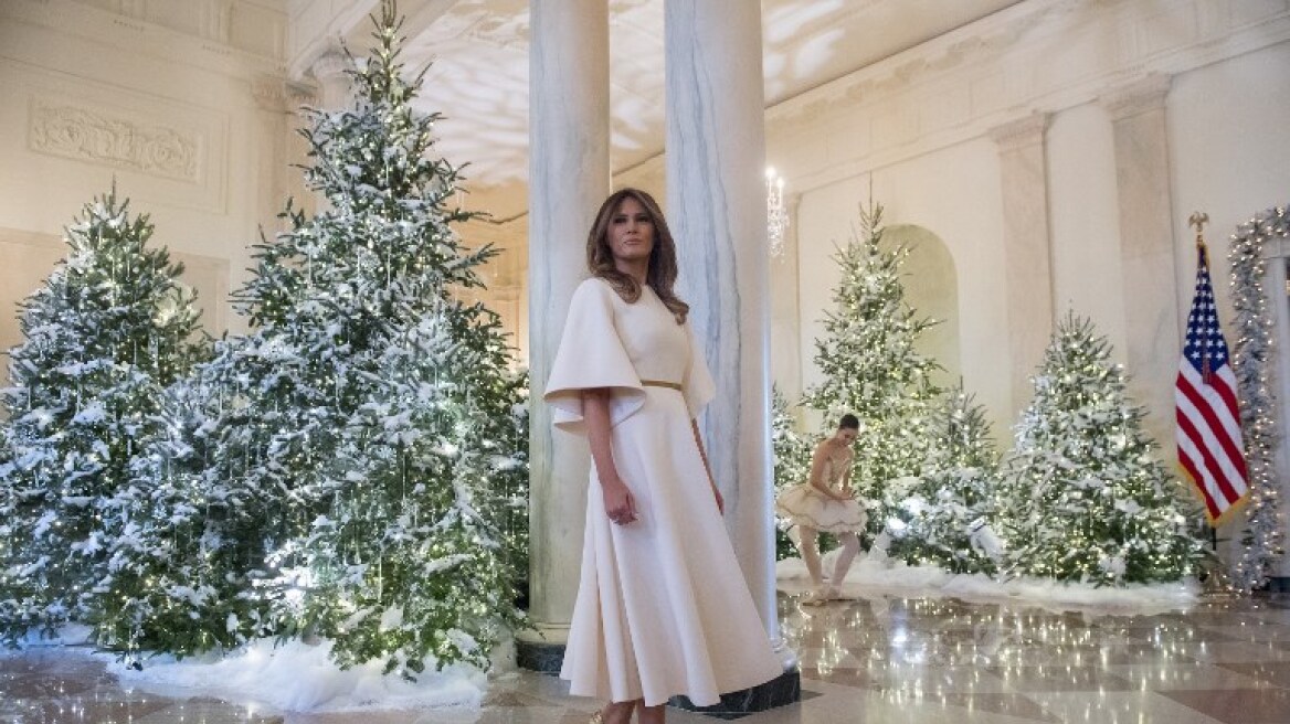 Φωτογραφίες: Η «Βασίλισσα του Χιονιού» Μελάνια Τραμπ στόλισε το Λευκό Οίκο